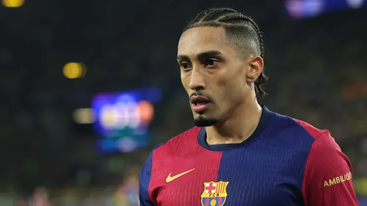 Barcelona faces a difficult decision as Al-Hilal reportedly prepares a €100 million bid for Raphinha.
