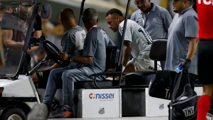 SANTOS, BRAZIL – APRIL 16: Neymar of Santos leaves field injured during a match between Santos and Atletico Mineiro as part of Brasileirao 2025 at Urbano Caldeira Stadium (Vila Belmiro) on April 16, 2025 in Santos, Brazil. (Photo by Miguel Schincariol/Getty Images)