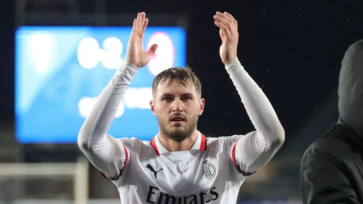 AC Milan are reportedly not giving up on Santiago Giménez, despite his recent struggles. 
