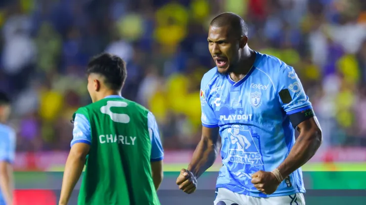 To boost their chances in the tournament, Pachuca brought in five reinforcements: Robert Kenedy, José Castillo, Sebastián Jurado, Agustín Palavecino, and Federico Pereira.
