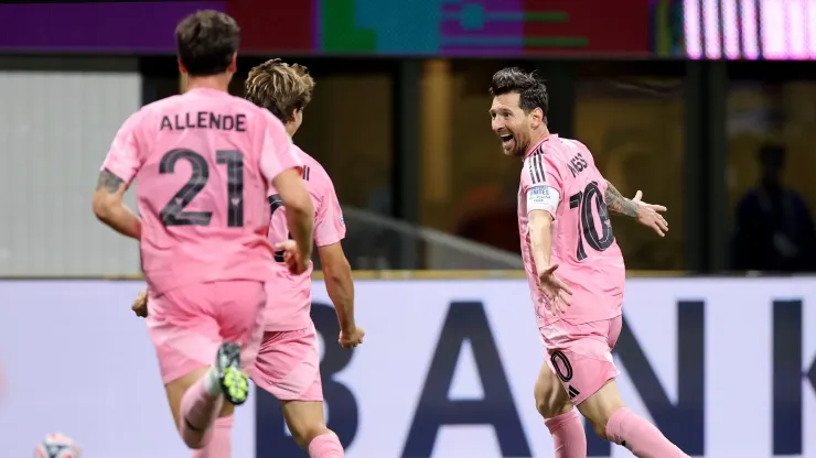 The Porto keeper didn’t even get a touch on the ball—such was the perfection of the strike for his firts goal in the Club World Cup.
