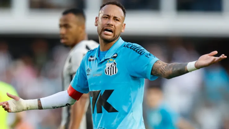 Neymar of Santos reacts during a match between Santos and Botafogo as part of Brasileirao 2025 at Urbano Caldeira Stadium (Vila Belmiro) on June 01, 2025 in Santos, Brazil.
