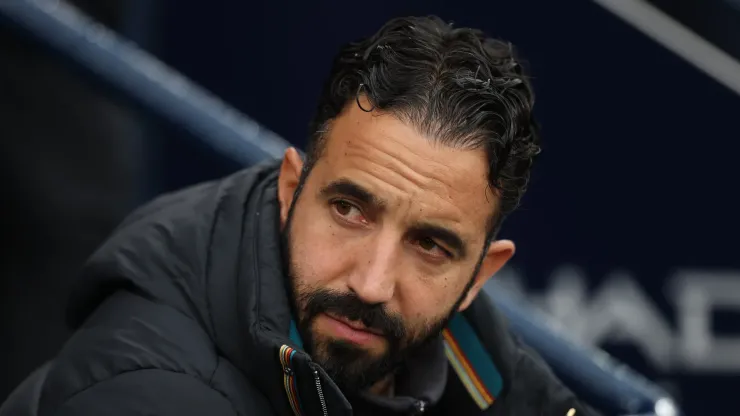 Manchester United has given Rúben Amorim just three games to save his job. After a humiliating derby defeat, the Portuguese coach is under immense pressure with Chelsea, Brentford, and Sunderland looming.
