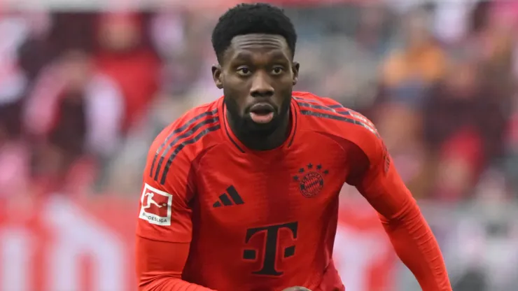 Alphonso Davies of FC Bayern München runs with the ball.
