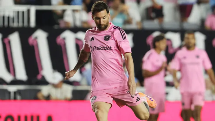 Lionel Messi #10 of Inter Miami CF warms up
