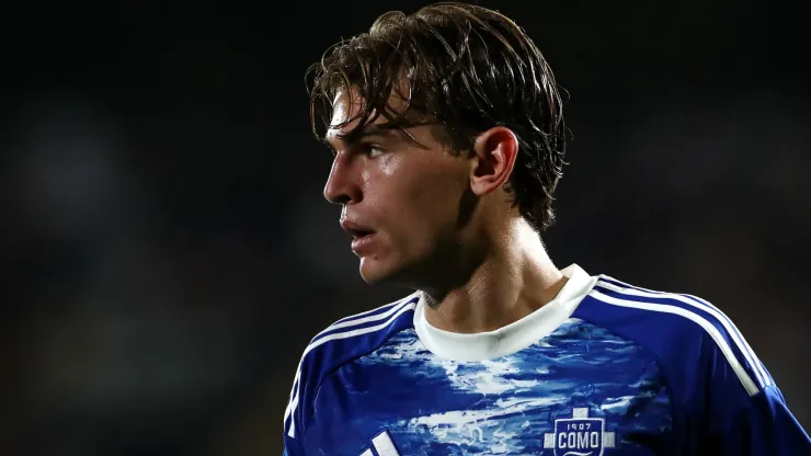Nico Paz looks on during the Serie A match between Como and Genoa.