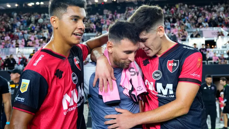 Lionel Messi of Inter Miami CF greets Esteban Fernández and Franco Diaz of Newell's Old Boy
