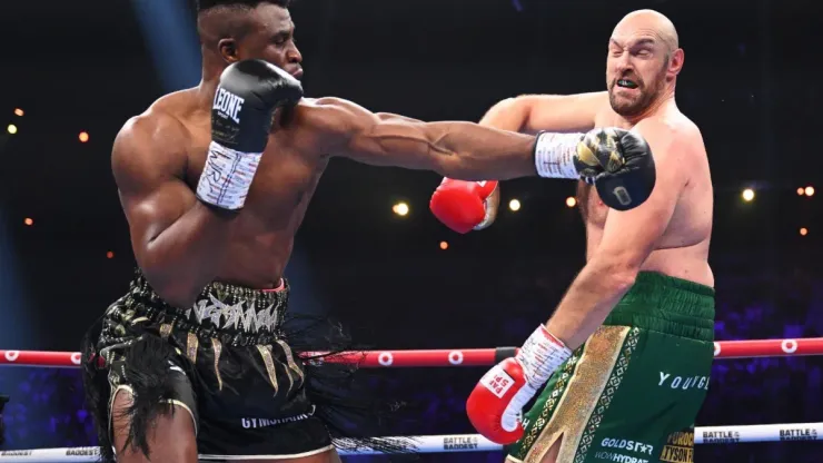 Tyson Fury venció a Francis Ngannou en una pelea cerrada en Riyadh