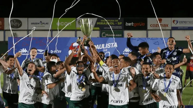 Jogadores do sub-20 do Palmeiras comemoram o título paulista da categoria (Foto: Fabio Menotti/Palmeiras)