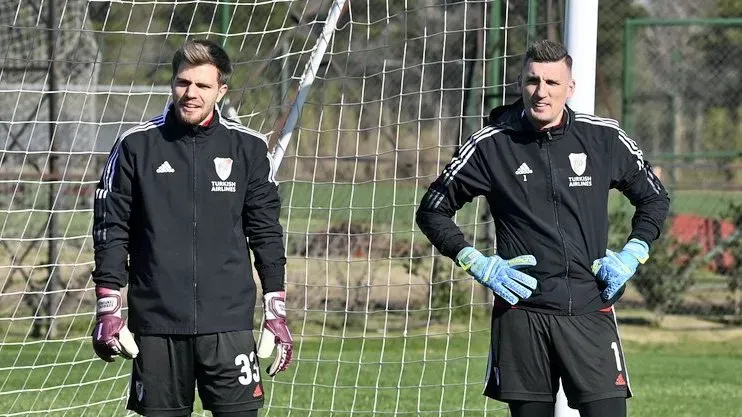 La duda de Micho: Armani o Centurión para visitar a Colón (Foto: Prensa River)