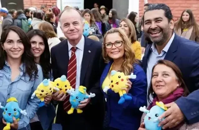 Cathy Barriga junto a los peluches de $55 millones.