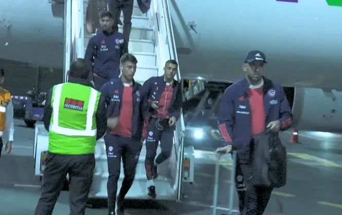 Alexis Sánchez dentro de la delegación de la Roja.