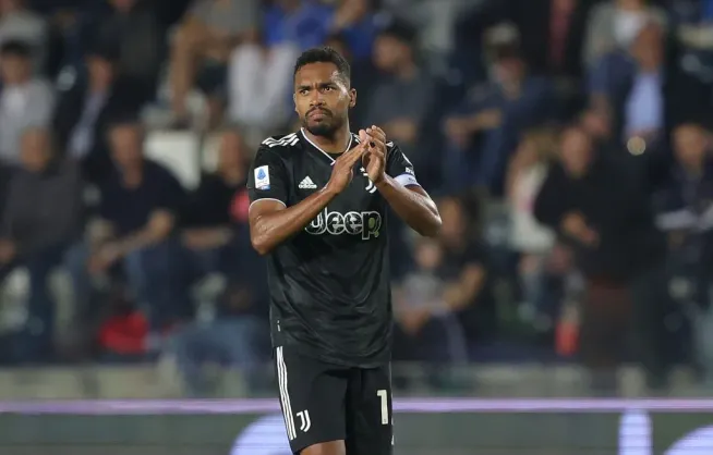 Alex Sandro em ação pela Juventus. (Photo by Gabriele Maltinti/Getty Images)