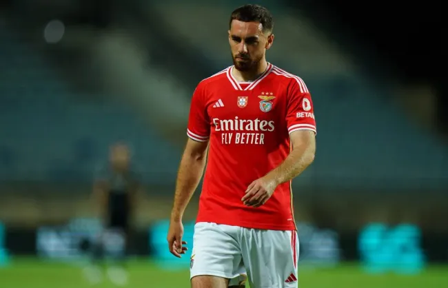 Orkun Kökçü com a camisa do Benfica. O turco está em sua primeira temporada no futebol português. Foto: Gualter Fatia/Getty Images.