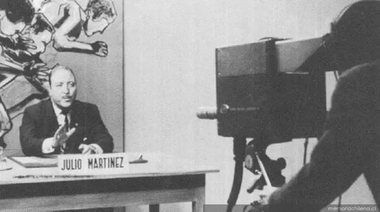 Julio Martínez en una transmisión televisiva hacia finales de la década de los 70, y principios de los 80. Foto: Colección: Biblioteca Nacional de Chile.