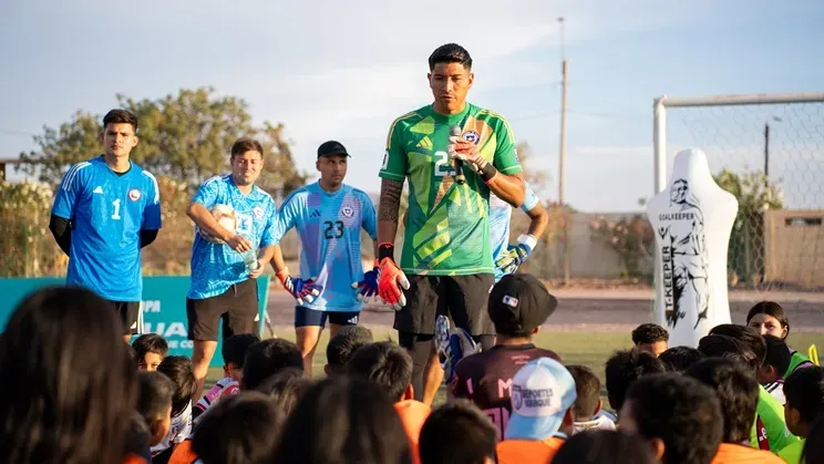 Brayan Cortés realizó clínica deportiva en Pica y se presentó con la camiseta de la Roja (Foto: El sol de Iquique)