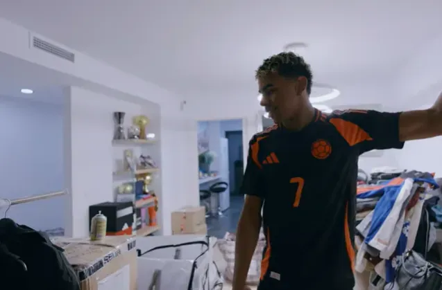 Lamine Yamal mostrando sus trofeos con la camiseta de Luis Díaz – Captura Youtube