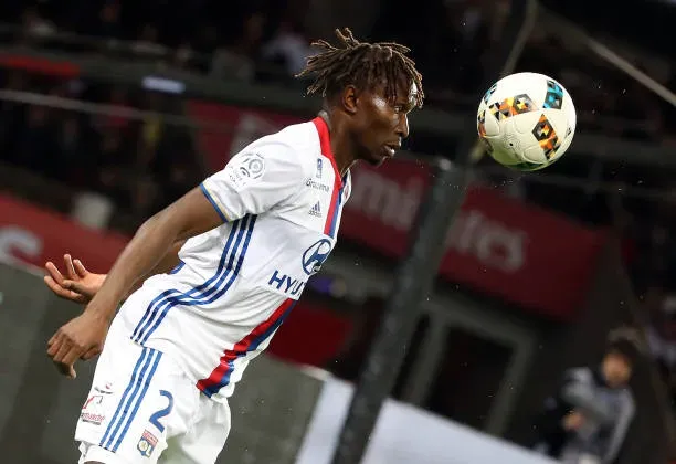 Mapou Yanga-Mbiwa en su último paso por el fútbol profesional con Lyon. (Photo by Jean Catuffe/Getty Images)