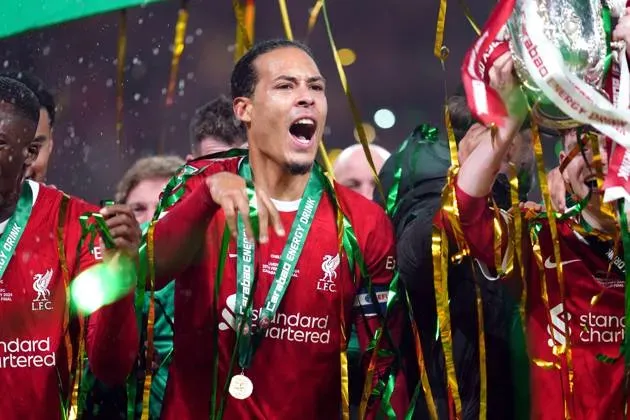 Virgil Van Dijk, capitán, héroe y figura del Liverpool ante Chelsea.