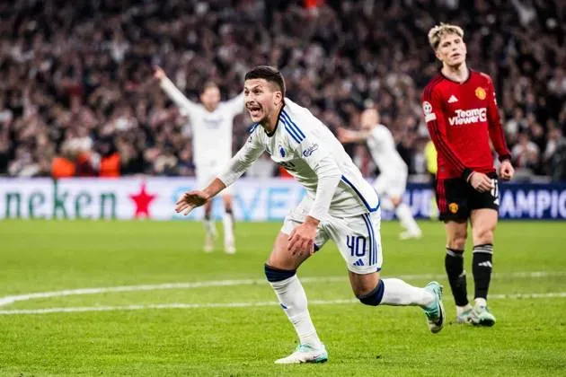 Roony le convirtió al Manchester United, club del cual es hincha, en la presente Champions League.