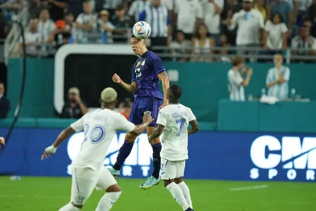 Nehuén Pérez jugó su primer partido con la mayor ante Honduras en 2022. Imago