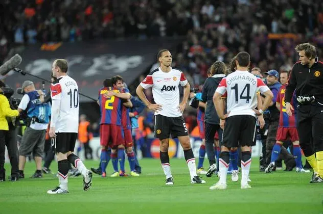 Los jugadores del Manchester United, desolados tras la derrota en Wembley ante Barcelona.