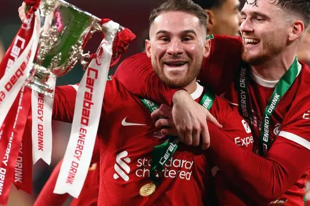 Alexis Mac Allister fue campeón de la Carabao Cup.