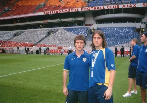 Medrán junto al Mellizo Barros Schelotto en una gira de Boca por los Países Bajos. (Foto: @ezequielluis25).