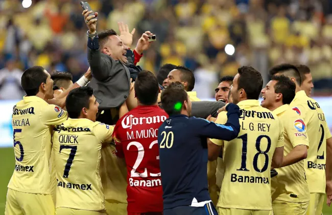 El festejo de Mohamed tras ganarle la final a Tigres en 2014 [Foto: Getty]