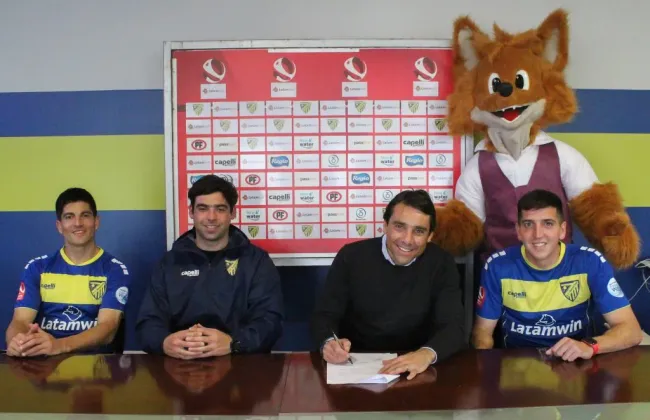 El momento de la firma del acuerdo entre Latamwin y A.C. Barnechea, junto a la presencia del característico zorro de la marca. Foto: Latamwin.