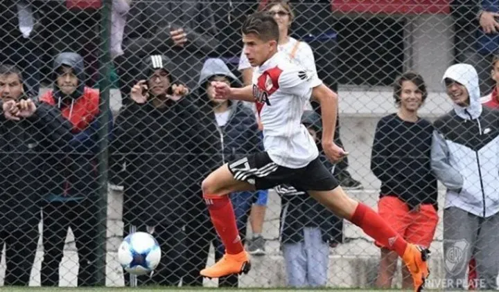 Giuliano Simeone en River.