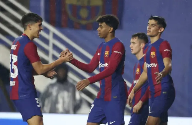 Los hombres de Xavi festejan uno de los goles de Barcelona anoche con América: Getty Images