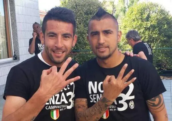 Mauricio Isla y Arturo Vidal triunfando en la Juventus