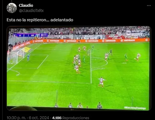 Hinchas azules reclaman por el gol de Maximiliano Falcón en Colo Colo.