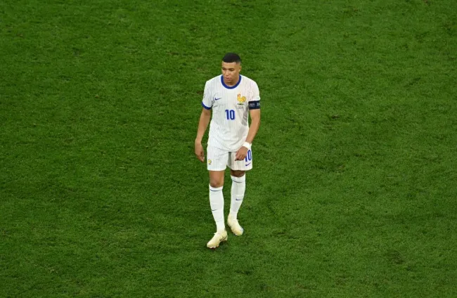 Kylian Mbappé após o fim do jogo. (Photo by Matthias Hangst/Getty Images)