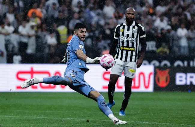 Foto: Fabio Giannelli/AGIF – Joao Paulo goleiro do Santos durante partida contra o Corinthians no estadio Arena Corinthians pelo campeonato Brasileiro A 2023.