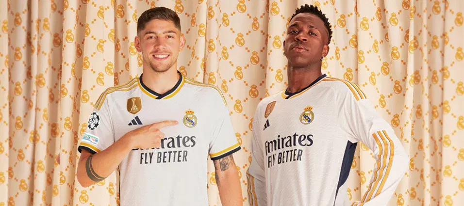 Federico Valverde y Vinícius Júnior en la presentación de la nueva vestimenta del Real Madrid para la temporada 2023/2024. RealMadrid.com