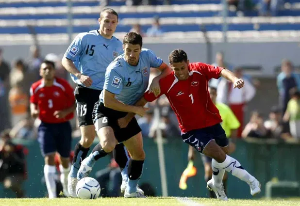 Chile empató 2-2 con Uruguay el 18/11/2007 en el estadio Centenario. | Pepe Alvújar / El Mercurio