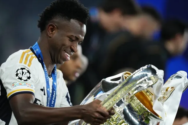 Vini Jr com a taça da Champions League da última temporada. Foto: IMAGO / Nurphoto