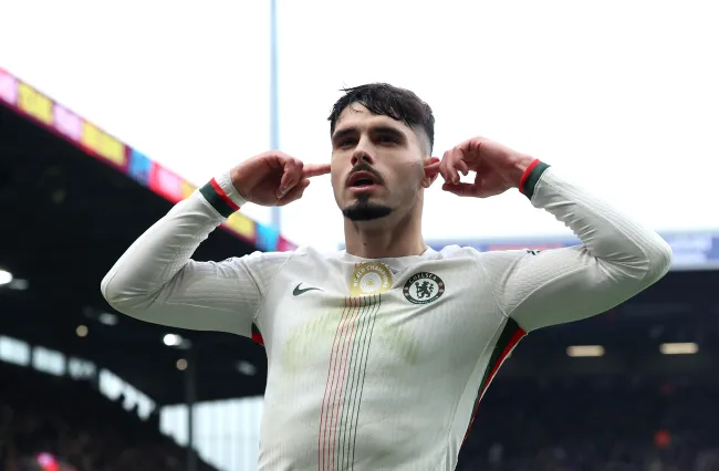 Pedro Neto comemorando um gol pelo Chelsea (Foto: Nathan Stirk/Getty Images)