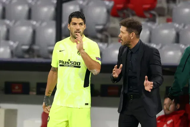Suárez conversa com Diego Simeone em partida do Atlético de Madrid. Foto: Getty Images