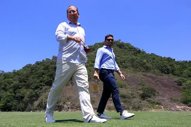 John Textor com Thairo Arruda no CT Lonier — Foto: Vítor Silva/Botafogo