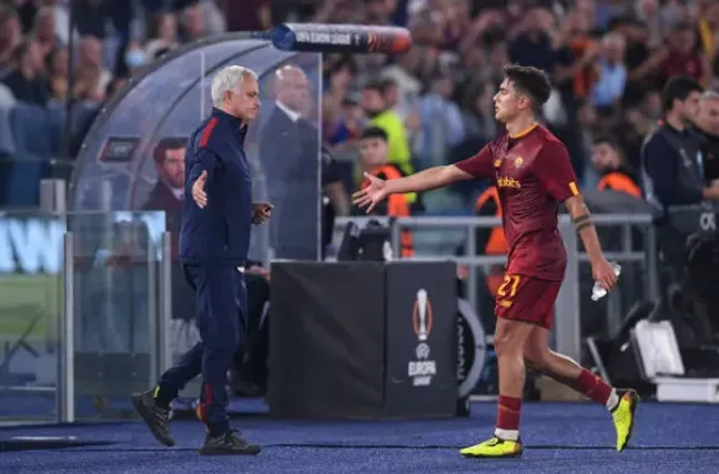 José Mourinho junto a Paulo Dybala. Getty Images.