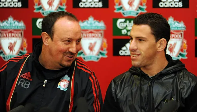 Rafa Benítez en la presentación de Maxi Rodríguez en Liverpool. Getty Images.