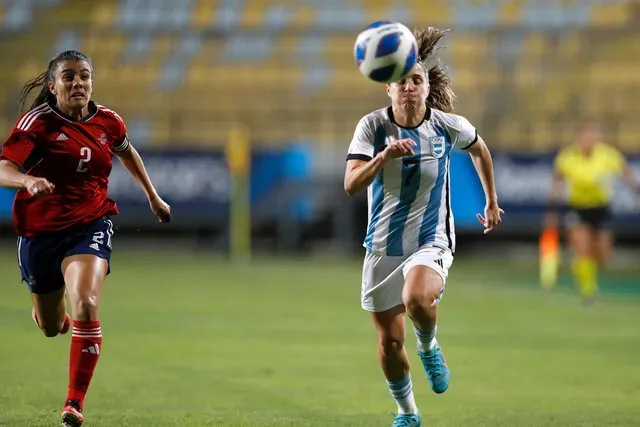 Gabriela Guillén, de Costa Rica, sigue de cerca a Romina Núñez, de Argentina, en el duelo entre ambas escuadras que acabó en empate 0-0 por la primera fecha de los Juegos Panamericanos 2023 (Foto: Martin Thomas/Santiago 2023 via Photosport)