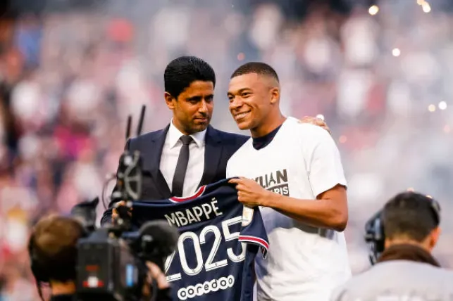 Nasser Al Khelaifi busca convencer a Kylian Mbappé de que renueve con el PSG hasta mediados del 2025. Getty Images.