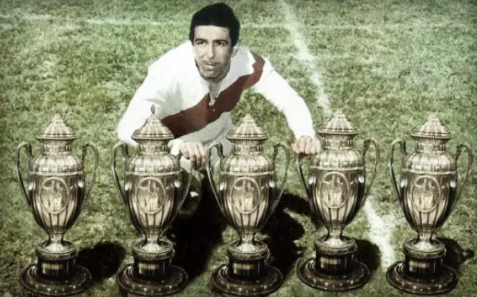 Ángel Labruna junto a las cinco Copas Aldao que River ganó entre los años ’30 y ’40.