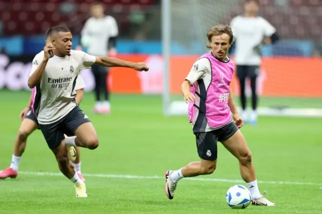 Modric treinando entre os reservas do Real Madrid. Foto: IMAGO / Newspix