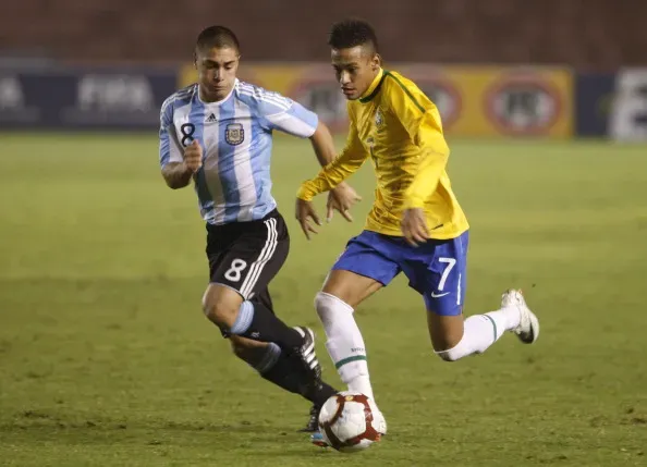 Cirigliano disputa la pelota con Neymar en el Sudamericano Sub 20 de 2006.