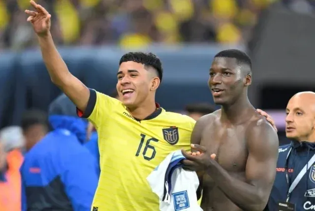 Kendry Páez y Moisés Caicedo, ambos volantes del Chelsea y la Selección de Ecuador.